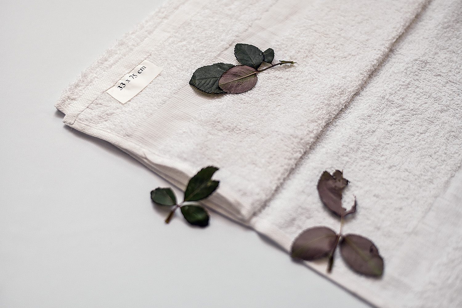 White bath towel with rose leaves