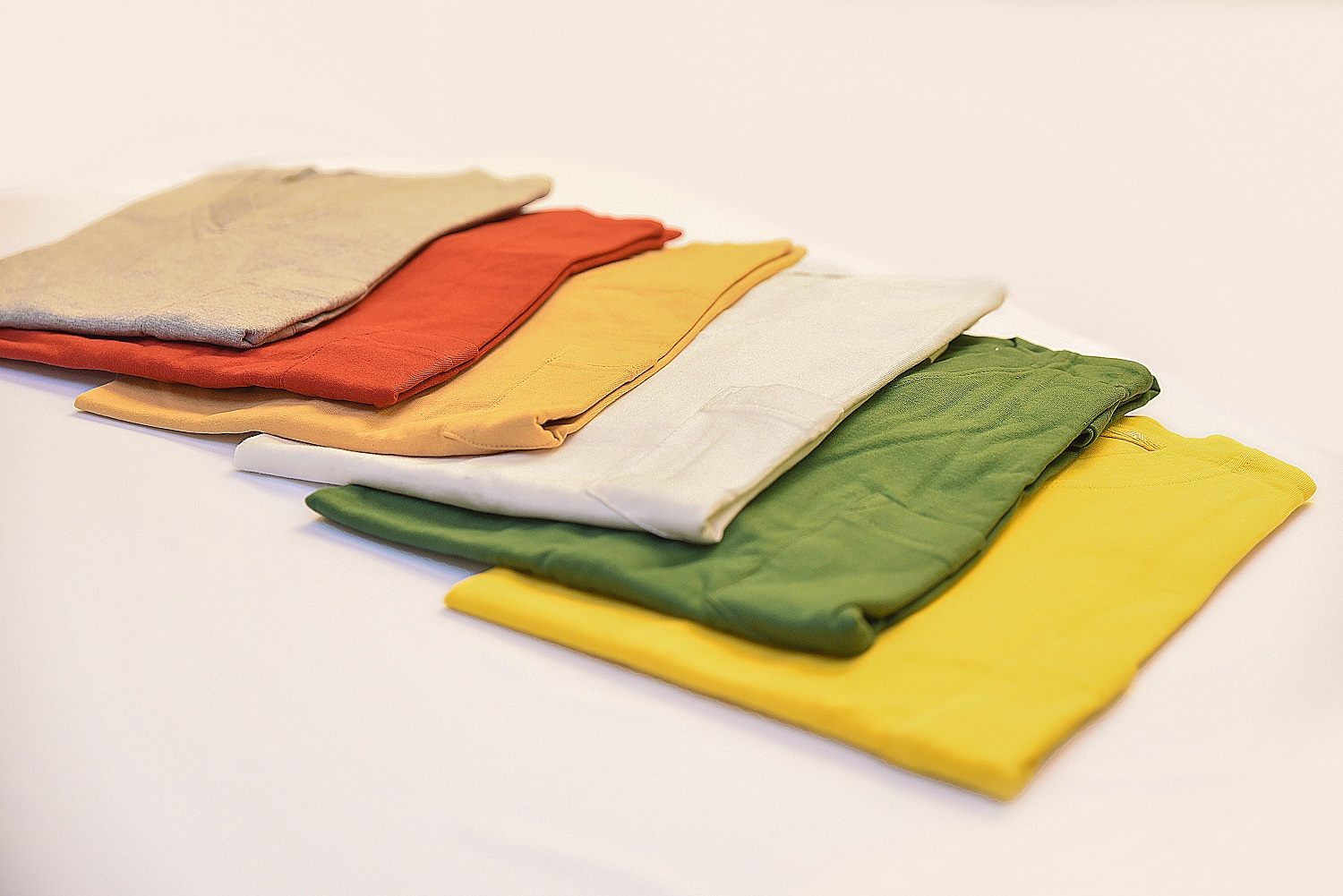 Folded basic-colour T-shirts in our colour range